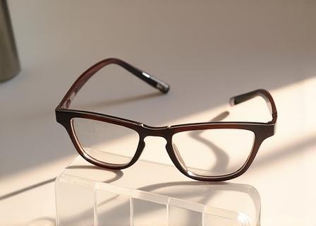 Logo ou lunettes de marque de créateurs parisiens